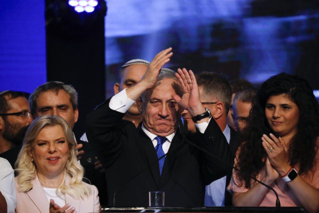 Benjamin Netanjahu v ústředí své strany | foto: Ariel Schalit,  ČTK/AP