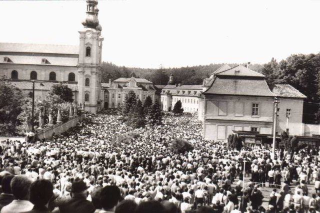 Centrum poutního místa Velehrad bylo zaplněno tisíci poutníků z celého Československa | foto: farnost Velehrad