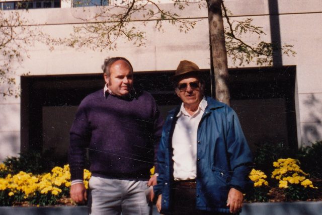 Josef Vávra se svým otcem Josefem Hasilem během návštěvy USA v roce 1993 | foto: Post Bellum