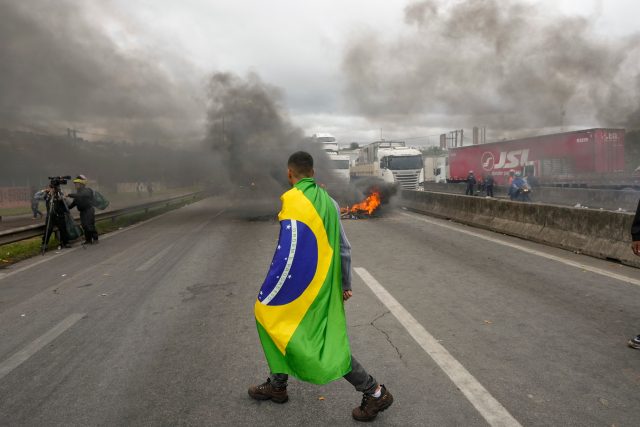 Rozpolcená Brazílie po volbách,  blokáda na protest proti prohře Jaira Bolsonara na silnici v Sao Paulu | foto: Andre Penner,  ČTK / AP