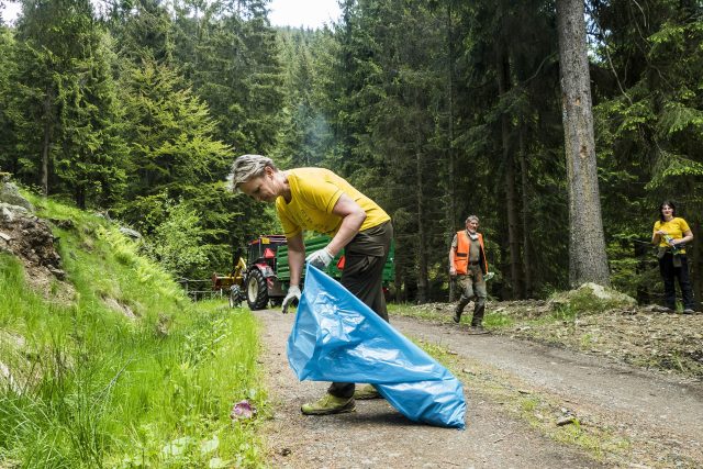 Na 200 dobrovolníků posbíralo v našich nejvyšších horách 3, 8 tun odpadu | foto: Kamila Antošová