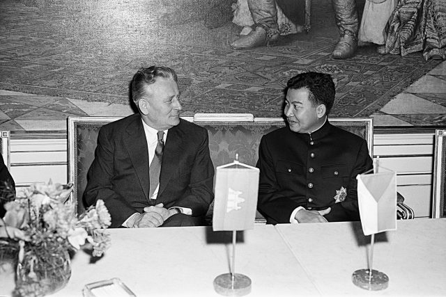 Prezident Antonín Novotný a kambodžský princ Norodom Sihanuk 21. listopadu 1960 na Pražském hradě | foto: Jiří Rublič,  ČTK