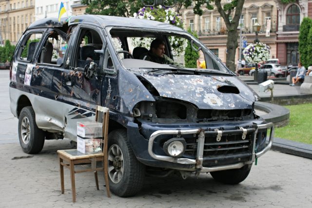 Automobil dobrovolníků zasažený palbou separatistů s kasičkou na příspěvky dobrovolníkům | foto: Alex Švamberk