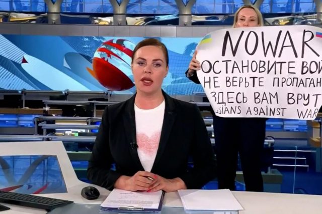 Ruská novinářka a producentka Marina Ovsjannikovová protestovala v živém vysílání ruské státní televize proti válce na Ukrajině | foto: Fotobanka Profimedia
