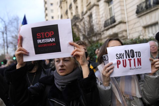 Demonstrace v Paříži proti ruské agresi | foto: Francois Mori,  ČTK/AP