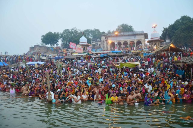 Indie; Chhath Puja indické oslavy v řece Yamuna | foto: fotobanka profimeda