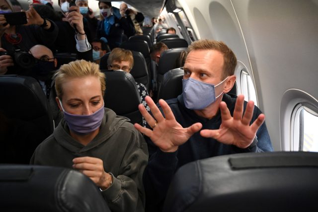 Alexej Navalnyj během letu z Berlína do Moskvy | foto: Fotobanka Profimedia