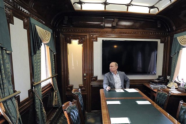 Vladimir Putin ve svém obrněném vlaku v roce 2012 | foto: Fotobanka Profimedia