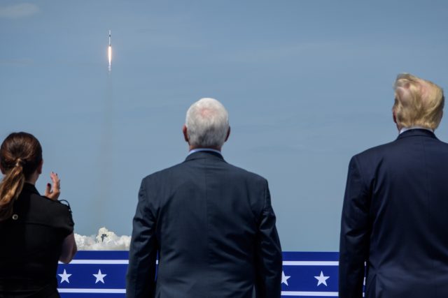 Americký prezident Donald Trump,  viceprezident Mike Pence a jeho žena Karen sledují start rakety SpaceX Falcon 9 nesoucí kosmickou loď Crew Dragon  (30. května 2020) | foto: Bill Ingalls,  NASA