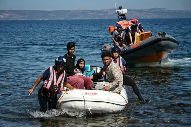 Běženci u řeckého ostrova Lesbos | foto: Fotobanka Profimedia