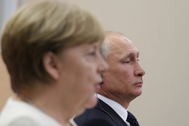 Merkelová při setkání s Putinem prohlásila,  že Německo má  „strategický zájem mít dobré vztahy s Ruskem“ | foto: Mikhail Klimentyev,  ČTK/AP