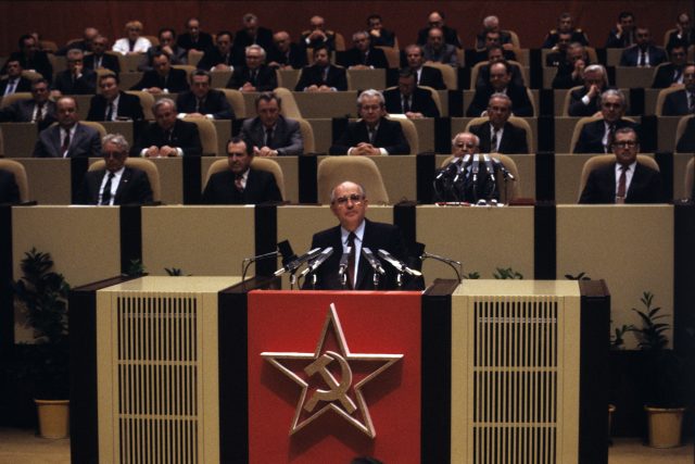 Michail Gorbačov při projevu | foto: Karel Mevald,  ČTK