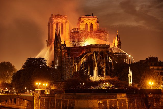 Pařížská katedrála Notre-Dame v plamenech | foto: Fotobanka Profimedia