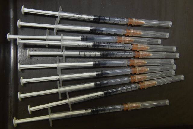 Injekční stříkačky s vakcínou proti koronaviru | foto: ČTK