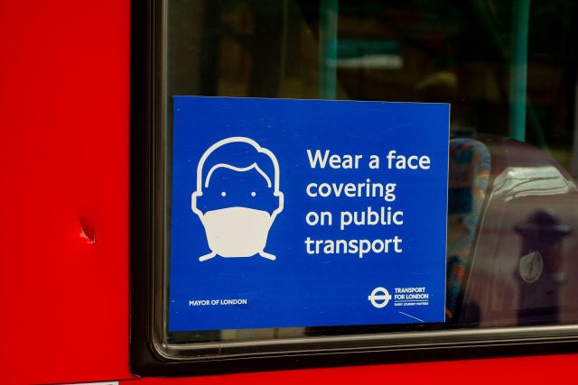 Apel na občany ve Velké Británii,  aby nosili zakrytý obličej v hromadné dopravě | foto: Fotobanka Profimedia
