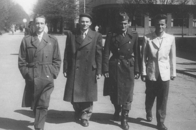 Druhý zleva Vladimír Hradec,  Milan Paumer v uniformě,  Josef Mašín | foto: Post Bellum