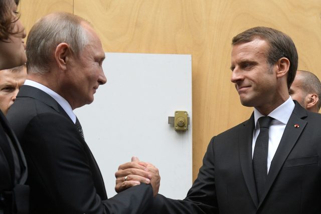 Macron prohlásil,  že NATO je ve stavu „klinické smrti“,  a zpochybnil současnou platnost jeho závazku kolektivní obrany. Z Putinova pohledu jsou neshody v Alianci dobrou zprávou prvního stupně | foto: Fotobanka Profimedia