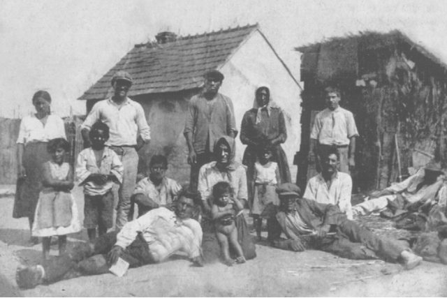 Skupina lidí před domkem rodiny Dychovy v Hruškách | foto:  Vlastivědný kroužek Hrušky