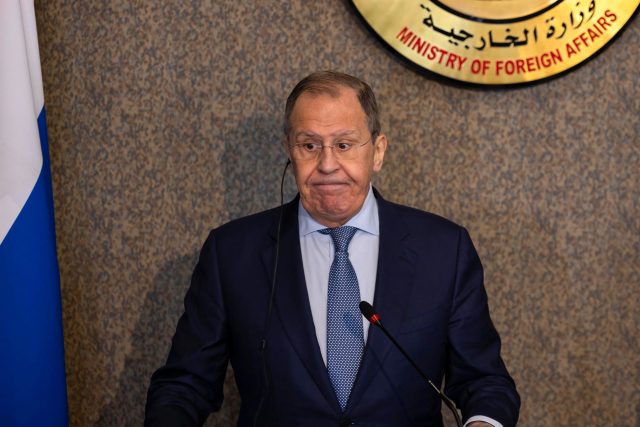 Ruský ministr zahraničí Sergej Lavrov na tiskové konferenci se svým egyptským protějškem v Káhiře | foto: Profimedia