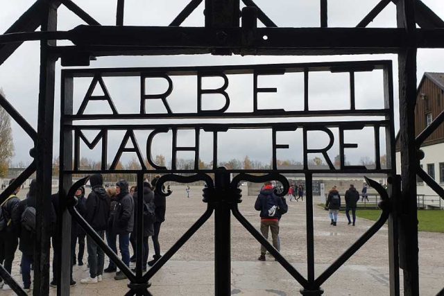 Vrata do koncentračního tábora Dachau s nápisem Arbeit macht frei | foto:  Kateřina Lepič