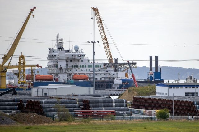 Ruská loď Akademik Čerskyj v německém přístavu Mukran připravuje další výstavbu plynovodu Nord Stream 2 | foto: Fotobanka Profimedia