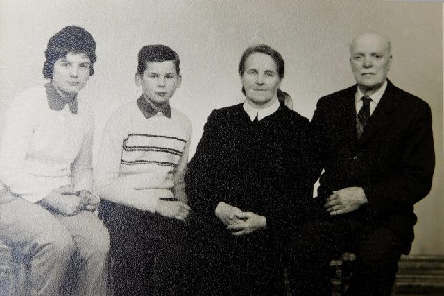 Prarodiče Hedvika a František Švédovi s vnoučaty Radslavem a Ludmilou asi v roce 1962 | foto: Post Bellum