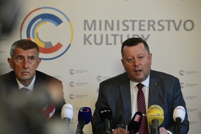 Premiér Andrej Babiš a končící ministr kultury Antonín Staněk na společné tiskové konferenci | foto: Roman Vondrouš,  ČTK