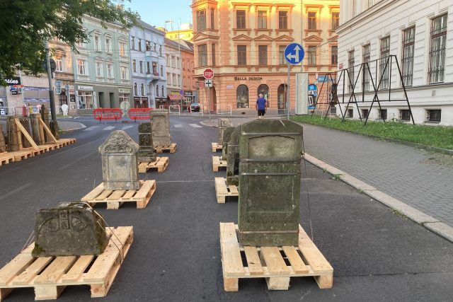 Na silnici před muzeem jsou místo aut staré německé náhrobky ze zrušeného hřbitova v Zubrnicích | foto: Gabriela Hauptvogelová,  Český rozhlas