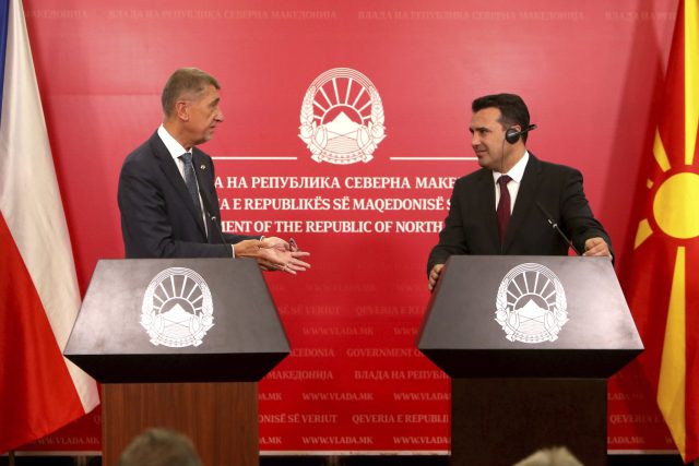 Český premiér Andrej Babiš se ve Skopje sešel s premiérem Severní Makedonie Zoranem Zaevem | foto: Boris Grdanoski,  ČTK/AP