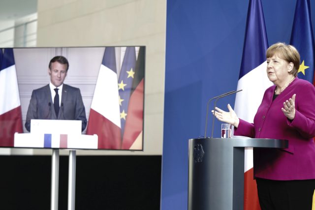 Německá kancléřka Angela Merkelová navrhla spolu s francouzským prezidentem Emmanuelem Macronem nový záchranný fond ve výši půl bilionu eur na pomoc unijním zemím tvrdě zasaženým dopady koronakrize | foto: Kay Nietfeld,  ČTK/AP