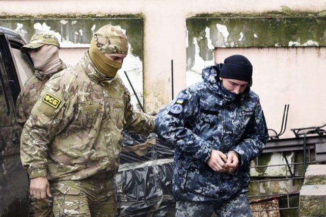 Ukrajinský námořník eskortovaný agentem FSB do soudní síně v Simferopolu | foto: ČTK/AP