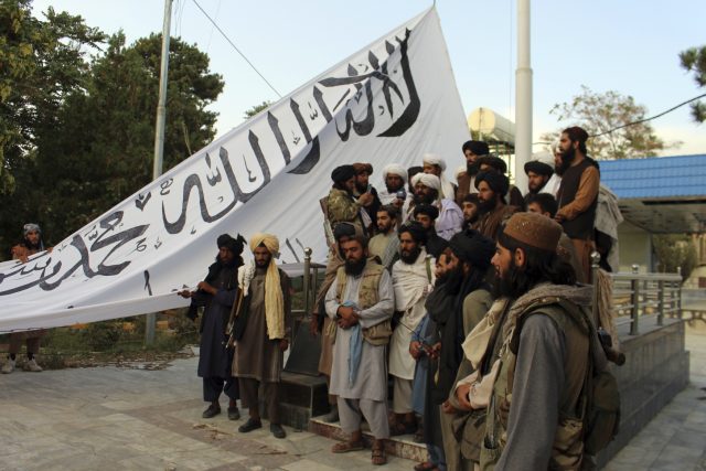 Bojovníci Talibanu vyvěšují vlajku v provincii Ghazní na jihovýchodě Afghánistánu | foto:  Gulabuddin Amiri,  ČTK/AP