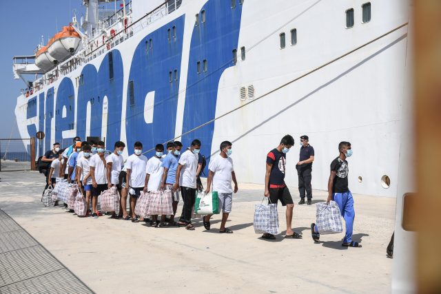 Migranti na italském ostrově Lampedusa | foto: Fotobanka Profimedia