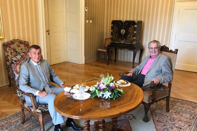 Prezident Miloš Zeman se na zámku v Lánech setkal s premiérem Andrejem Babišem | foto:  Twitter/Jiří Ovčáček,  ČTK