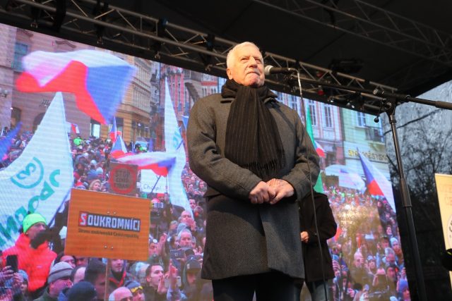 Václav Klaus na demonstraci na pražském Staroměstském náměstí | foto: Ladislav Křivan,  MAFRA / Profimedia