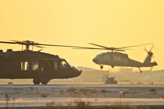 Dva americké vrtulníky typu Black Hawk na letišti v afghánském Bagrámu  (archivní a ilustrační foto,  2011) | foto: Profimedia