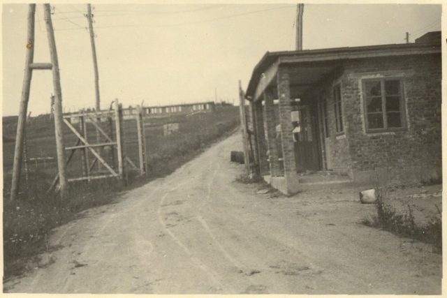 Vstup do pracovního tábora v roce 1945 v Králíkách | foto: Městské muzeum Králíky
