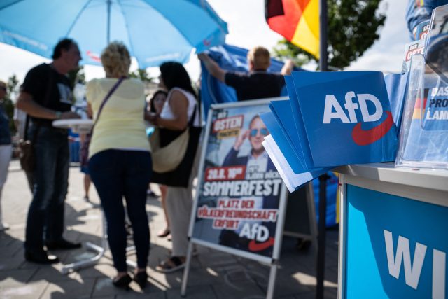 Předvolební kampaň protimigrační AfD v německém Erfurtu | foto: Hannes P. Albert,  DPA / dpa Picture-Alliance via AFP / Profimedia