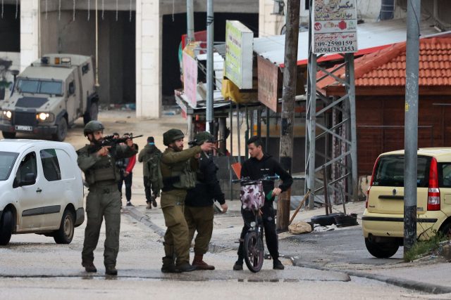 Izraelští vojáci kontrolují palestinského mladíka ve městě Huwara | foto: Fotobanka Profimedia