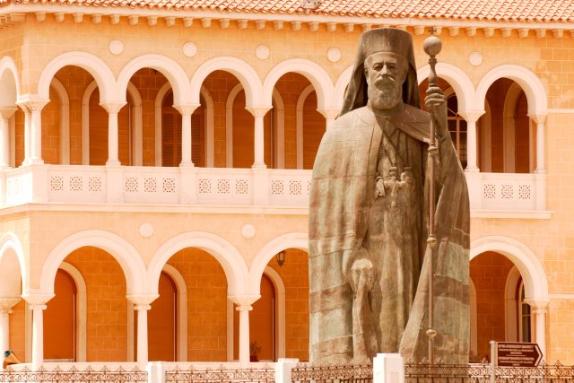 Makarios III.  (Zypern,  Lefkosia,  Statue des Erzbischofs Makarios III.) | foto: Fotobanka Profimedia