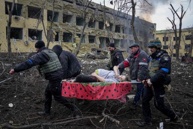 Hlavní cenu World Press Photo 2022 získal Jevhen Maloletka z AP za fotografii z rozbombardované porodnice v Mariupolu | foto: Jevhen Maloletka,  ČTK / AP
