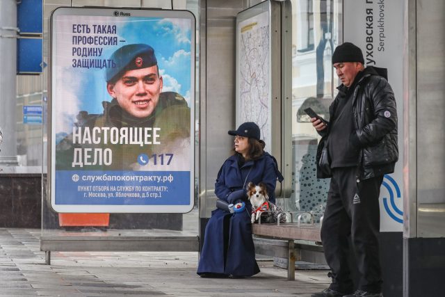 Billboard v Moskvě s nápisem „Existuje taková profese – bránit vlast“ | foto: Fotobanka Profimedia
