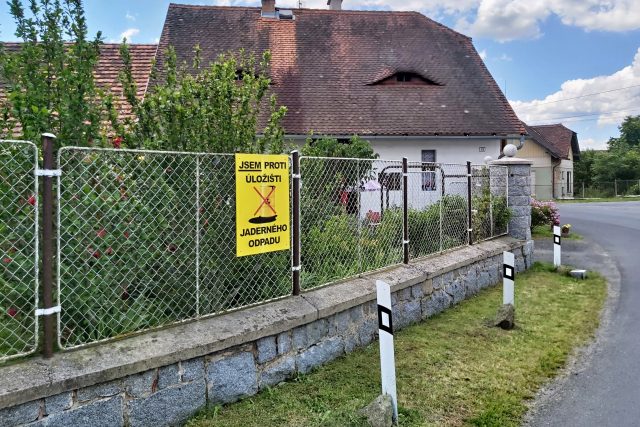 Obyvatelé obcí z lokality Březový potok se nechtějí smířit s tím,  že by na jejich území mělo vzniknout úložiště jaderného odpadu. Místní proti tomu bojují už 17 let,  teď chtějí své protesty pořádat ještě častěji | foto: Jitka Englová,  Český rozhlas Plzeň