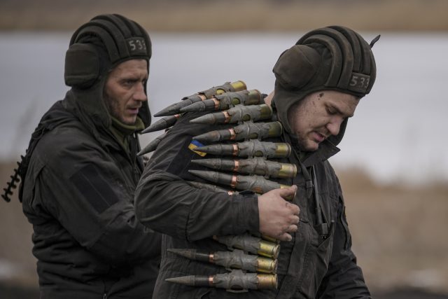 Ukrajinští vojáci s municí | foto: Vadim Ghirda,  ČTK/AP