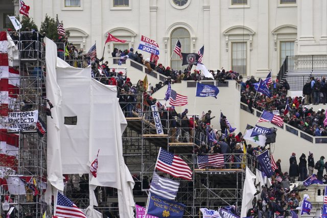 Demonstranti před budovou Kongresu | foto: John Minchillo,  ČTK/AP