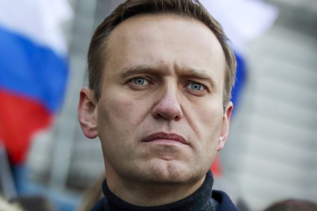 Navalnyj nejen formuluje,  co je třeba pro Rusko udělat,  ale také jak. Jeho účet na videoportálu YouTube sledují čtyři miliony lidí,  celonárodní síť jeho stoupenců je nejefektivnější politickou stranou v Rusku | foto: Pavel Golovkin,  ČTK/AP