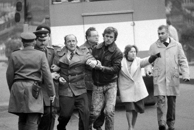 Zatýkání během demonstrací 28. října 1988 | foto: ČTK