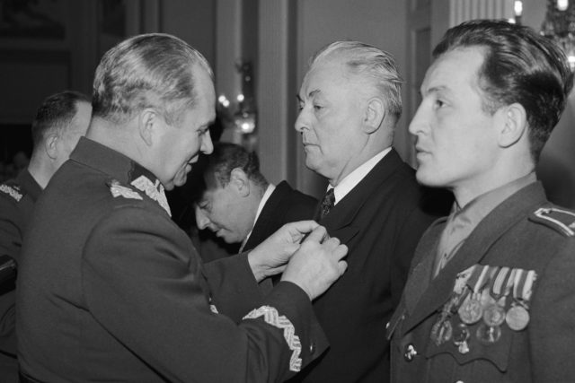Na polském velvyslanectví v Praze byl 10. prosince 1948 dekorován polským vyznamenáním Jan Harus  (uprostřed) | foto: Fotobanka Profimedia