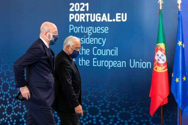 Vlevo předseda Evropské rady Charles Michel a portugalský předseda vlády Antonio Costa na ceremoniálu,  který zahajuje portugalské předsednictví v EU | foto: Fotobanka Profimedia