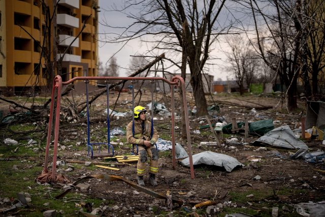 Ukrajinský hasič mezi troskami po ruském bombardování Černihivu  (duben 2022) | foto: Profimedia